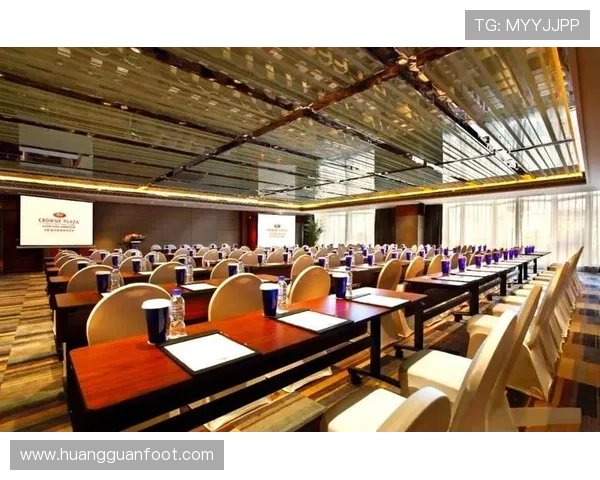 皇冠尊享版豪华内饰设计，尊享极致舒适与奢华体验